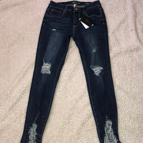 Denim - NWT 💙Ripped Skinny Jeans